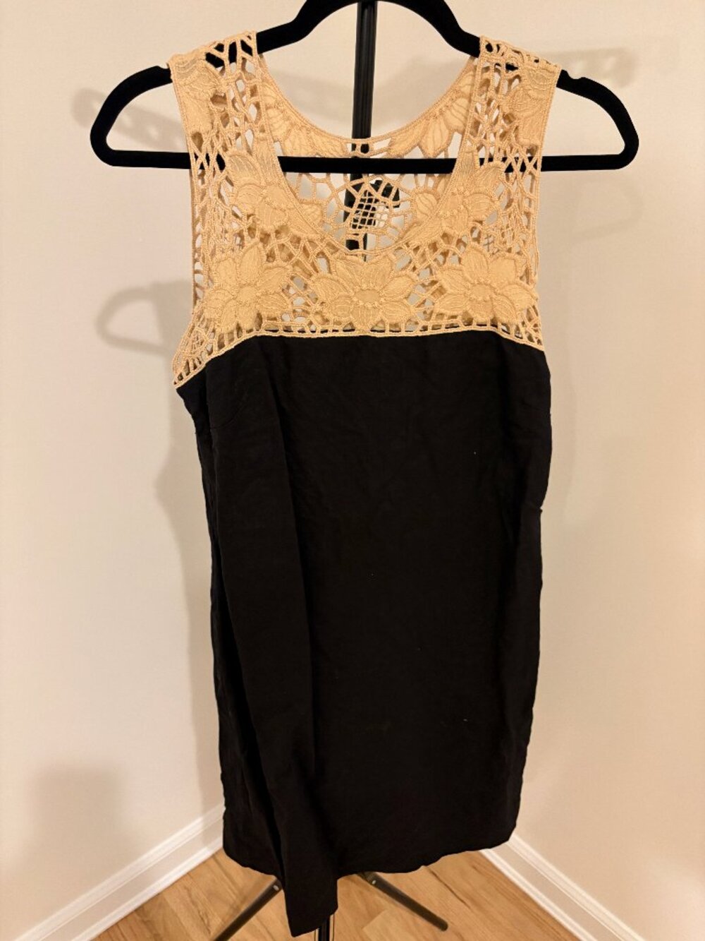 ✨ LOFT Black Linen Shift Dress with Beige Crochet Lace Yoke - Size 6